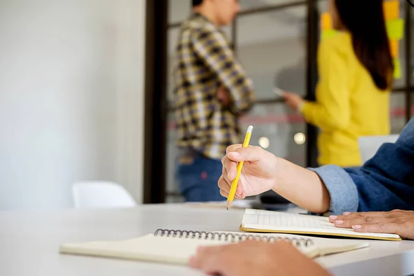 Start Partners Werken Casual Kleding Bespreken Ideeën Voor Nieuwe Strategie — Stockfoto