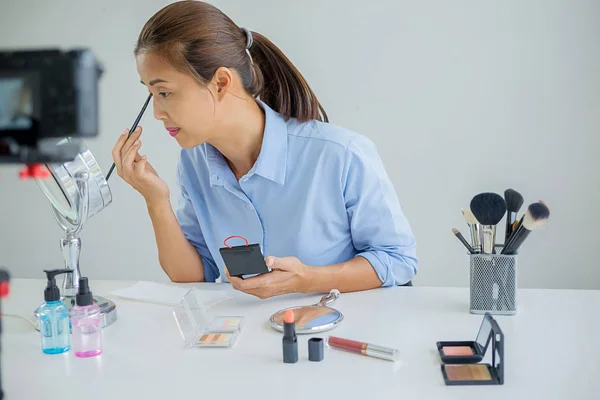 Mujer Haciendo Video Para Blog Sobre Cosméticos Usando Cámara Digital — Foto de Stock