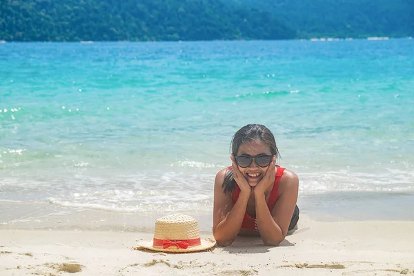 Szczęśliwa Kobieta Korzystających Piękny Plaży Koncepcja Relaksujący — Zdjęcie stockowe