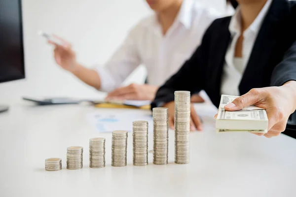 Linhas Moedas Para Conceito Financeiro Bancário Com Homem Negócios Mulher — Fotografia de Stock