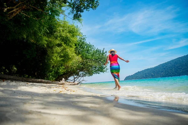 Žena Hravé Tropické Pláži Paradise Baví Hrát Stříkající Vodou Svobodě — Stock fotografie