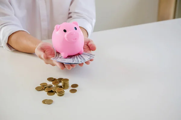 Geschäftsleute Die Münzen Und Sparschweine Schreibtisch Verstauen Sparkonzept — Stockfoto