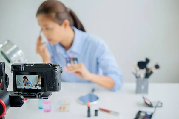 Kadın Dijital Kamera Kullanarak Kozmetik Üzerine Blogu Için Video Çekiyor — Stok fotoğraf