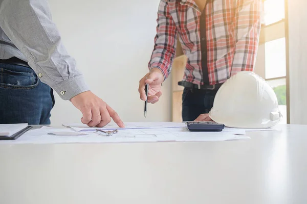 Ingenieurs Bespreken Een Blauwdruk Terwijl Het Controleren Van Informatie Een — Stockfoto