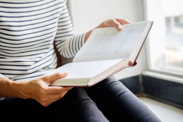 Mujer Está Leyendo Rezando Sobre Biblia — Foto de Stock