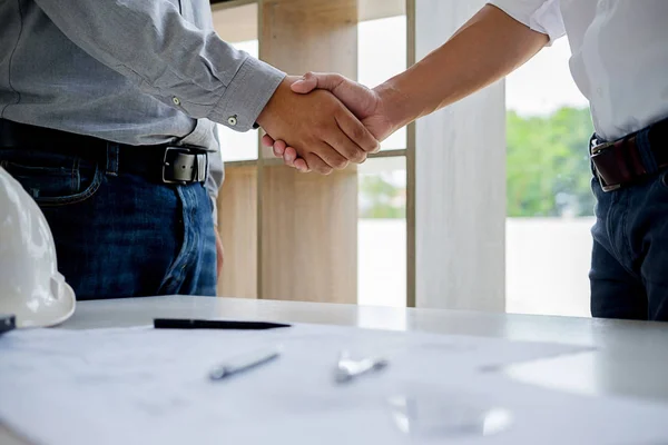 Úspěšní Podnikatelé Handshaking Dobrý Obchod Obchodní Handshake Podnikatelů Efekt Retro — Stock fotografie