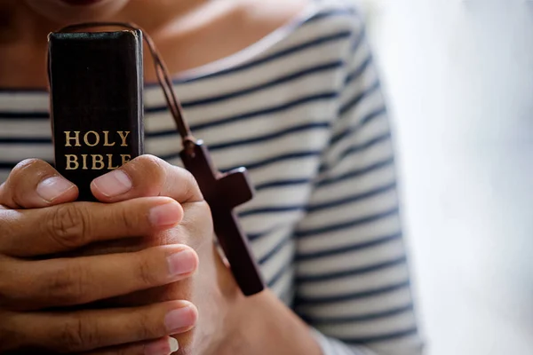 Modląc Się Piśmie Świętym Chrześcijańskiej Kobieta Ręce Złożone Modlitwy Pisma — Zdjęcie stockowe