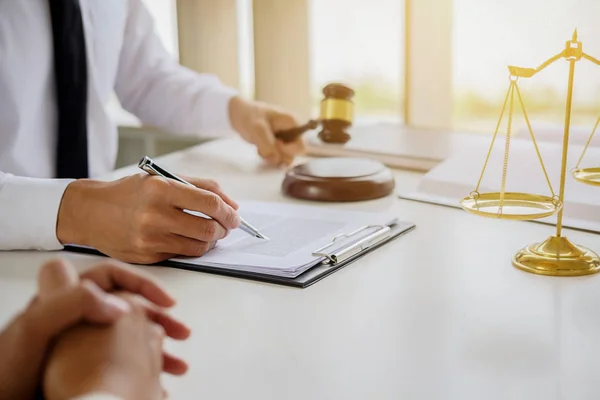 Justitie Wetgeving Concept Juridisch Adviseur Presenteert Aan Client Een Ondertekend — Stockfoto