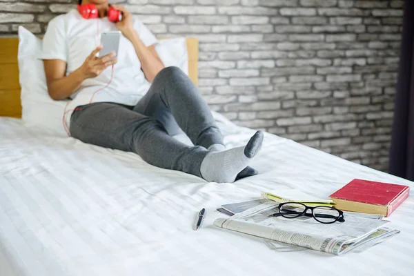 Joven Hermosa Mujer Disfrutando Música Por Tableta Relajarse Cama Dormitorio — Foto de Stock