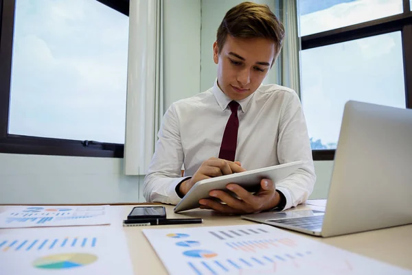 Affärsman Arbetar Hans Kafé Och Med Hjälp Laptop Hålla Smartphone — Stockfoto