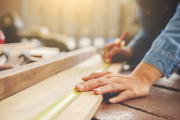 Timmerman Werken Aan Houtbewerkingsmachines Timmerwerk Winkel Vrouw Werkt Een Winkel — Stockfoto