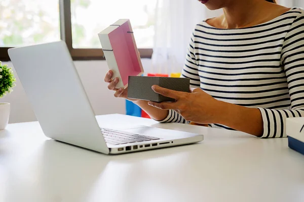 Mladá Žena Držící Kreditku Používající Notebook Koncept Nakupování Online — Stock fotografie