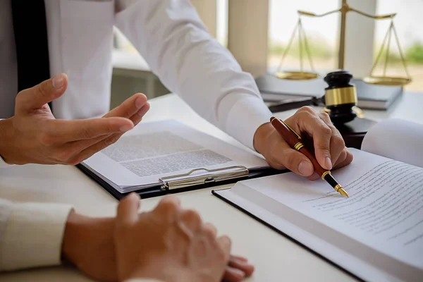 Justitie Wetgeving Concept Juridisch Adviseur Presenteert Aan Client Een Ondertekend — Stockfoto