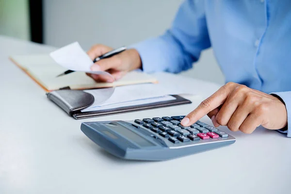 Mujer Con Cuentas Calculadora Mujer Usando Calculadora Para Calcular Cuentas — Foto de Stock