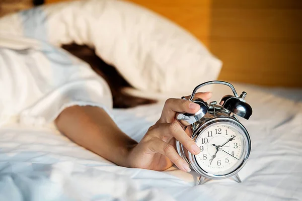 Jovem Irritada Desligar Despertador Manhã Com Luz Matinal Suave Conceito — Fotografia de Stock