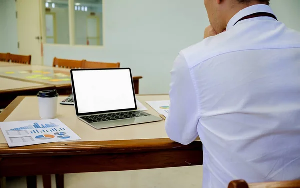 Affärsman Arbetar Hans Kafé Och Med Hjälp Laptop Hålla Smartphone — Stockfoto