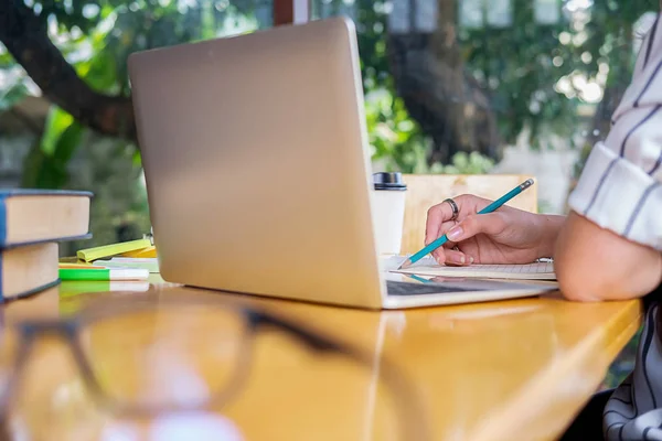 Utbildning Konceptet Studenter Studerar Och Brainstorming Campus Konceptet Närbild Studenter — Stockfoto