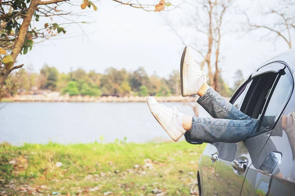 Junges Paar Das Auto Unterwegs Ist Reisekonzept — Stockfoto