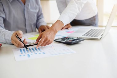 İç Gelir İdaresi 'nin belgeyi kontrol etmede kaydettiği ilerlemeyi gösteren mali rakamları analiz eden bir iş danışmanı. Denetim kavramı