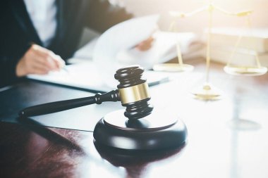 Adalet ve hukuk kavramı. Hukuk Müşaviri tokmak ve yasal hukuk veya yasal ile imzalanmış bir sözleşme istemciye sunar arka planda hukuk firmasında takım toplantısı