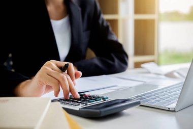 Yönetici iş adam Mali denetim ve sekreter rapor dengesi hesaplama yapma. İç gelir hizmet kontrol belgesi. Denetim kavramı