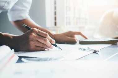 Mimar Mühendis Tasarımı Planlama Konsepti üzerinde çalışıyor. İnşaat Konsepti
