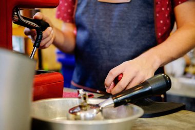 Barista kahve çalışma hazırlamak. Profesyonel kavramı