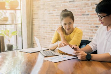 Ortaklar başlangıç tartışırken rahat kıyafetler içinde çalışıyoruz 