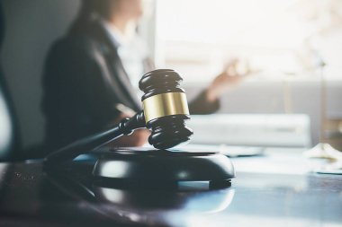 Adalet ve hukuk kavramı. Hukuk Müşaviri tokmak ve yasal hukuk veya yasal ile imzalanmış bir sözleşme istemciye sunar arka planda hukuk firmasında takım toplantısı