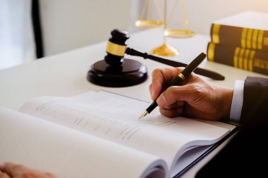 Yargıç Gavin ve Adalet Avukatları 'nın arka plandaki hukuk firmasında takım toplantısı var. Hukuk kavramları.