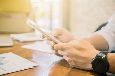 Ortaklar başlatmak için yeni strateji geliştirme fikirleri tartışmak rahat giysiler içinde çalışıyoruz.