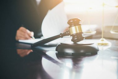 Adalet ve hukuk kavramı. Hukuk Müşaviri tokmak ve yasal hukuk veya yasal ile imzalanmış bir sözleşme istemciye sunar arka planda hukuk firmasında takım toplantısı
