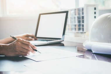 Mimar Mühendis Tasarımı Planlama Konsepti üzerinde çalışıyor. İnşaat Konsepti