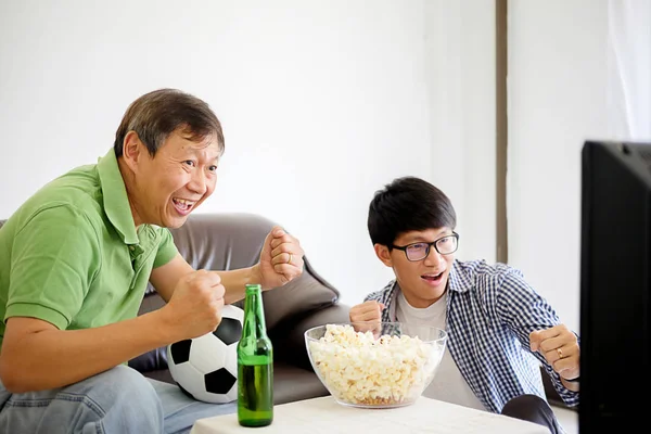 As pessoas vêem futebol. Asiático torcedores de futebol assistindo futebol o — Fotografia de Stock