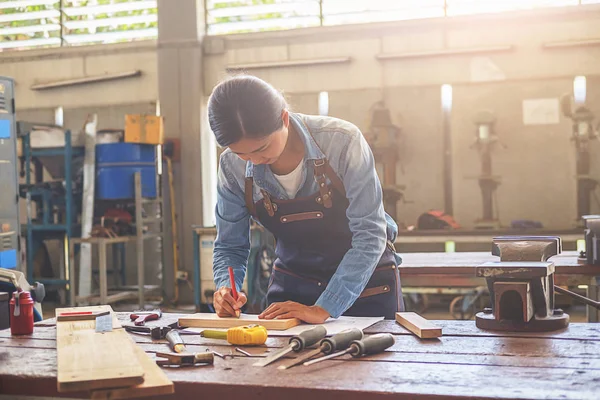 Tischler, der in der Tischlerei an Holzbearbeitungsmaschinen arbeitet. wom — Stockfoto