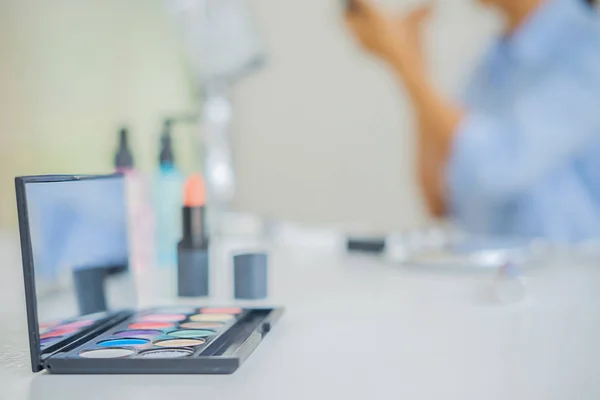 Mujer Haciendo Video Para Blog Sobre Cosméticos Usando Cámara Digital — Foto de Stock