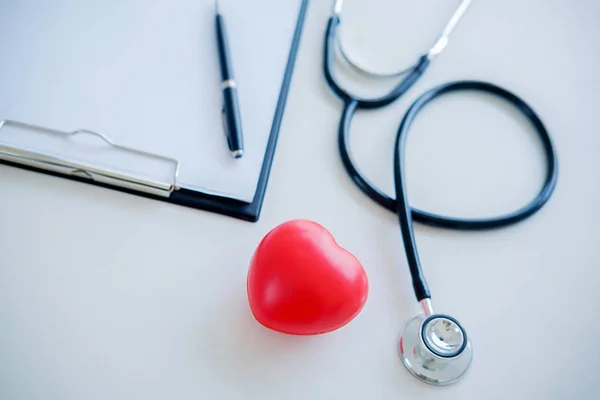 Красное Сердце Стетоскопом Концепция Здравоохранения — стоковое фото