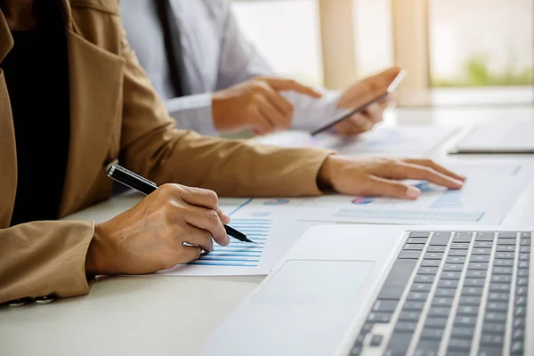 Bedrijfsconcept Zakenmensen Bespreken Grafieken Grafieken Met Resultaten Van Hun Succesvolle — Stockfoto