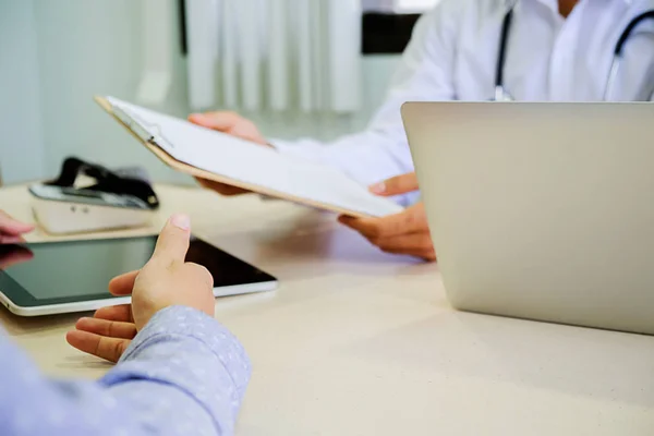 Patient Hört Aufmerksam Wie Ein Männlicher Arzt Die Symptome Des — Stockfoto