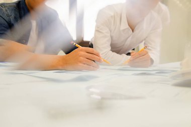 Mimar mühendis tasarım kavramı planlama planı üzerinde çalışma.