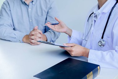 dikkatle dinliyor bir erkek hasta doktor açıklayan hasta s