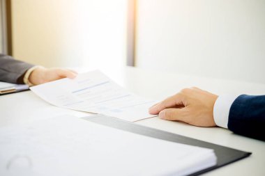 Bir bindi olacak yasal bir belge imzalamak üzere röportaj