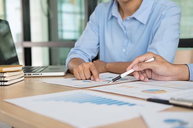 Ortaklar başlangıç tartışırken rahat kıyafetler içinde çalışıyoruz 