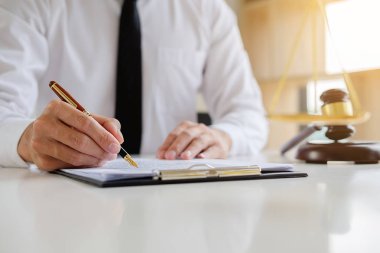 Adalet avukat hukuk firmasında takım toplantısı ile tokmak yargıç