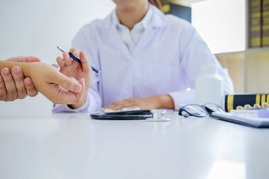 dikkatle dinliyor bir erkek hasta doktor açıklayan hasta s