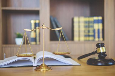 Adalet avukat hukuk firmasında takım toplantısı ile tokmak yargıç