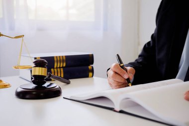 Adalet avukat hukuk firmasında takım toplantısı ile tokmak yargıç