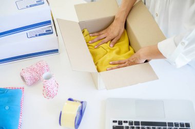 Giyim dükkanında ayakta neşeli sevimli genç işletme sahibi