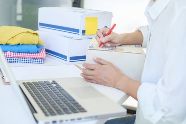 Giyim dükkanında ayakta neşeli sevimli genç işletme sahibi