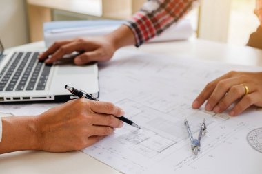 Mühendisler tartışmak bir plan üzerinde bilgi denetlerken bir ta